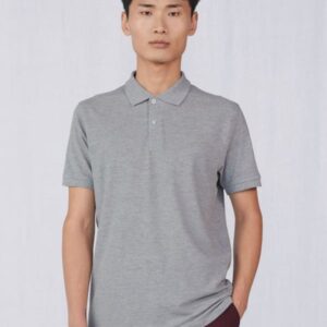 Poloshirt wird getragen