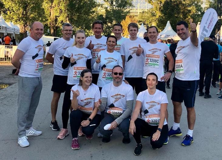 Ein Team hat Run T-Shirts mit dem Firmenlogo angezogen