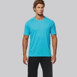 Mann trägt Laufshirt