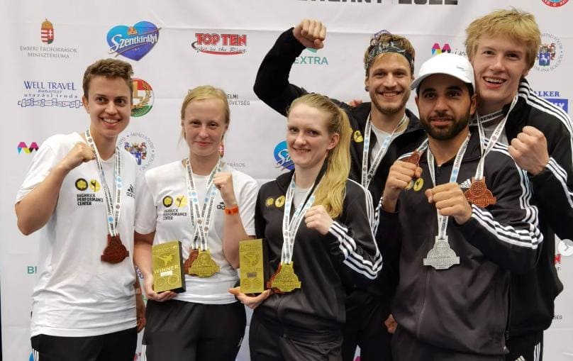 Ein Team trägt bedruckte Sportbekleidungen