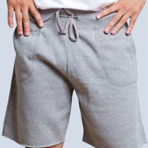 Mann trägt Sweatshort