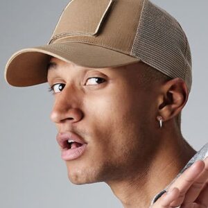 Mann trägt Trucker Cap