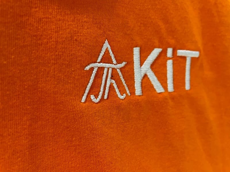 Ein Stoff mit einem bestickten Logo