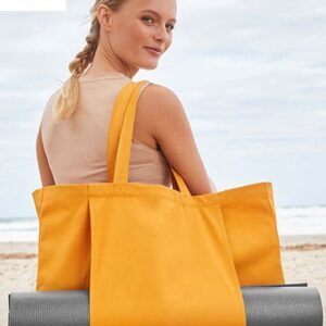 Dame mit einer Tasche, die einen Einschub für Yogamatten hat