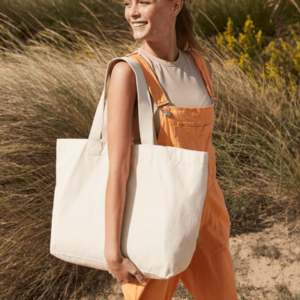 Damen trägt einen große Tasche