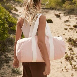 Dame mit einer Barrel Bag
