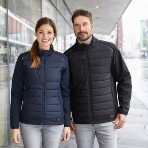 Paar trägt Hybrid Jacke