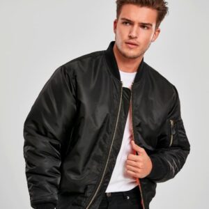 Bomberjacke MA1 Fliegerjacke trägt ein Mann