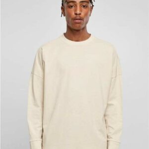 Mann trägt Langarm Oversize T-Shirt