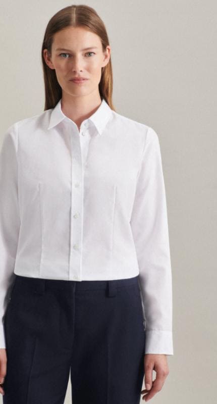 Dame trägt regulär geschnittene Bluse