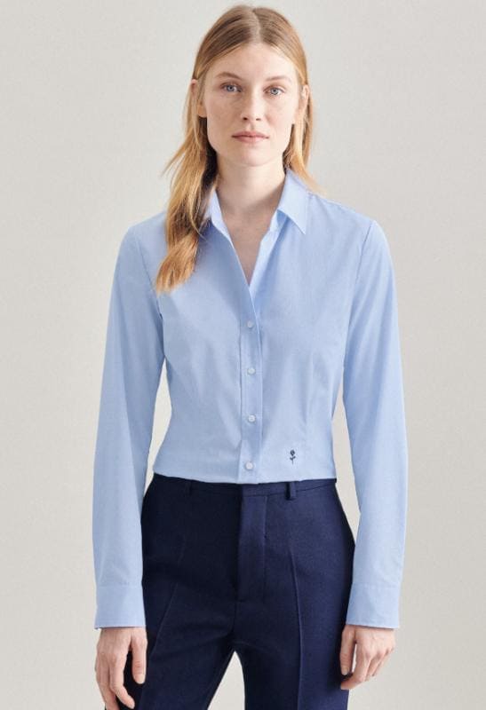 Dame trägt Slim Fit Bluse