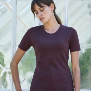 Dame trägt ein hochwertiges Interlock T-Shirt