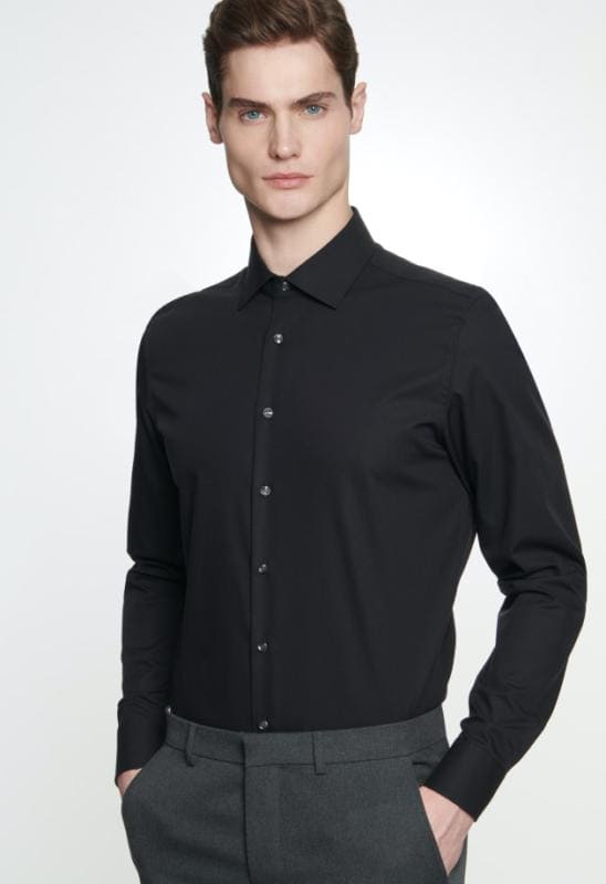 Mann trägt Slim Fit Hemd