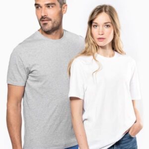 Paar hat ein T-Shirt an, welches in der EU hergestellt wurde