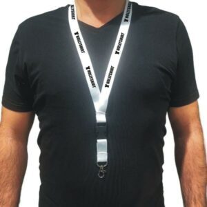 Mann trägt Lanyard